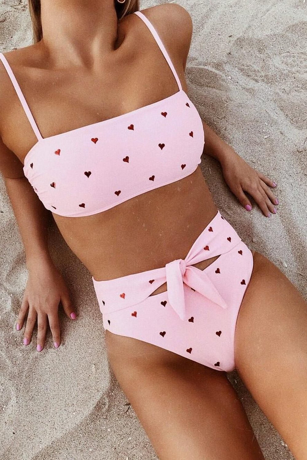 Rosa Bikinihose mit Herzverzierung und Bindeband vorn