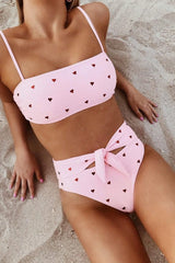 Rosa Bikinihose mit Herzverzierung und Bindeband vorn