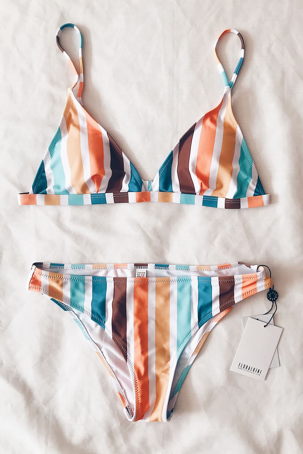 Bikinihose mit Regenbogenstreifen