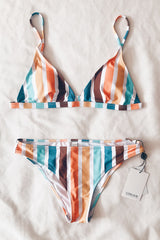 Bikinihose mit Regenbogenstreifen